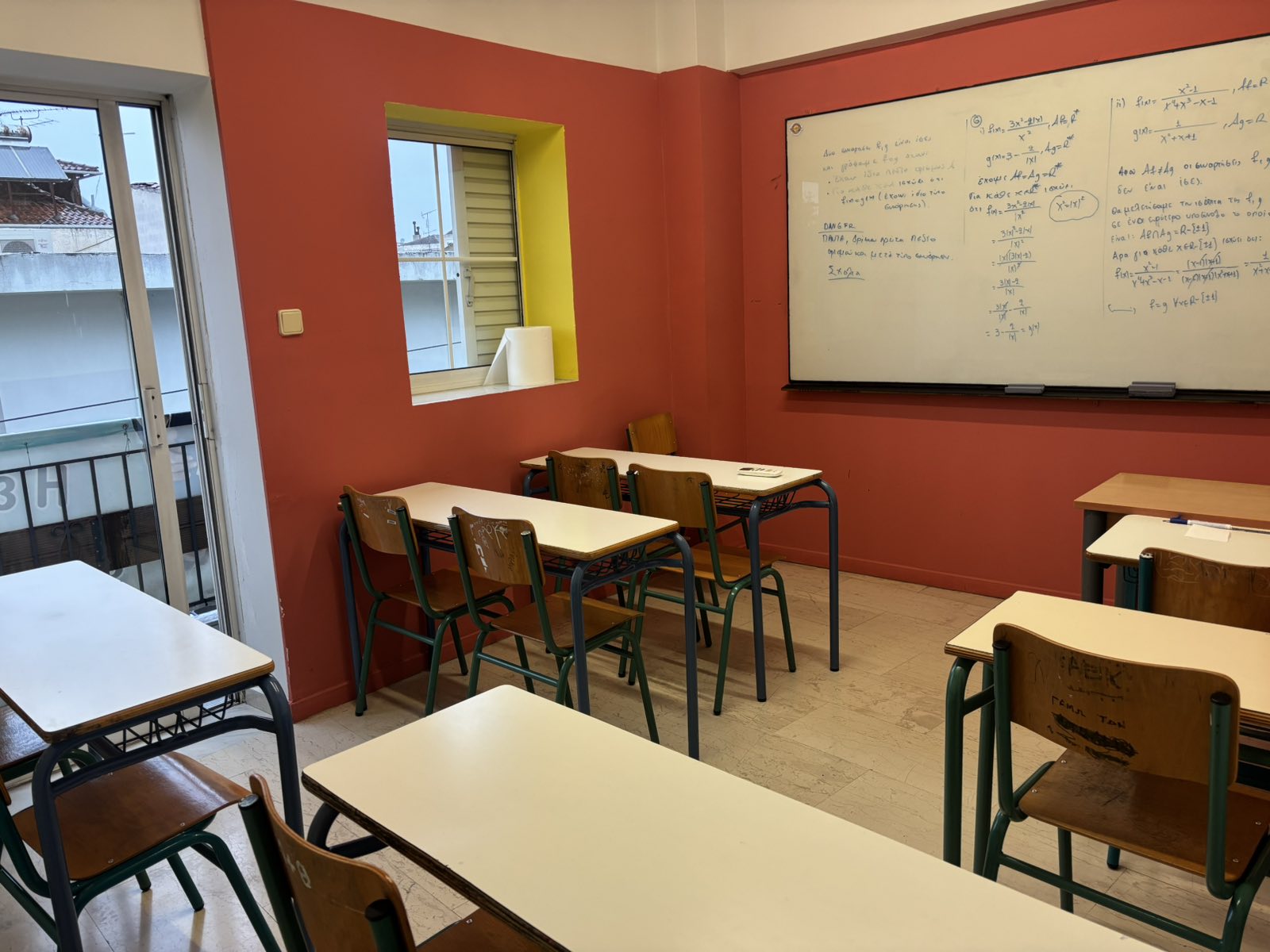 Αίθουσα διδασκαλίας με πίνακα — Φροντιστήριο ΚΕΝΤΡΟΝ